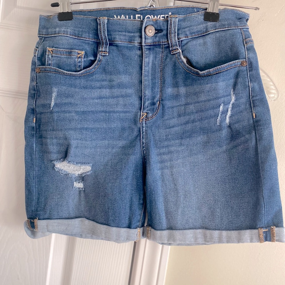 Junior's Wallflower Highrise Shorts. Size 5